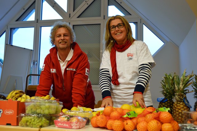 Bezirksstellenverantwortlicher Peter Schiller und die freiwillige Helferin Maria Hofmarcher bei der Team Österreich Tafel. | Foto: Wögerer