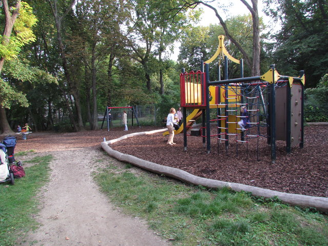 Kinderspielplatz im "Hockepark" soll einer Garagenzufahrt weichen: Anrainer sind dagegen