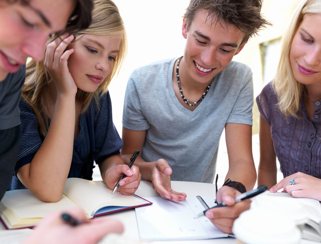 Bevor man sich für eine Schule entscheidet, ist es wichtig, das gesamte Angebot zu kennen. | Foto: Foto: Fotolia/Yuri Arcurs