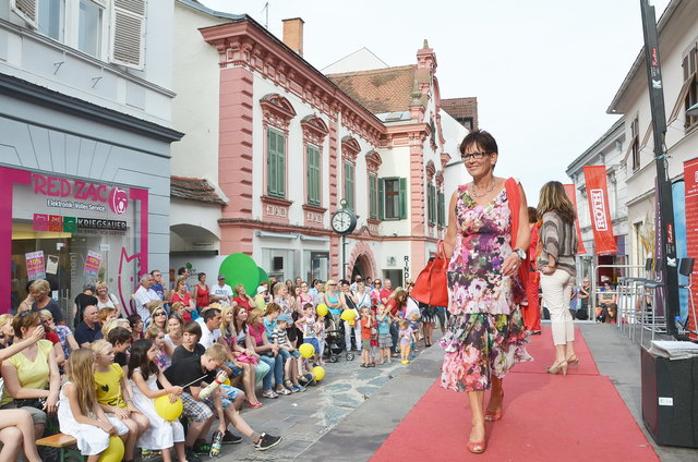 Der lange Einkaufsabend wird von einer Modepräsentation eröffnet. | Foto: KK