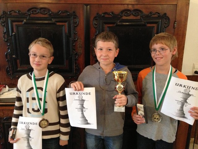 Sieger U12  Leonardo Pilic, SV Hörsching (Mitte), Lokalmatador Simon Zweimüller, SV Kremsmünster (links) und Christopher Binder, SV Urfahr (rechts) | Foto: Foto Veranstalter