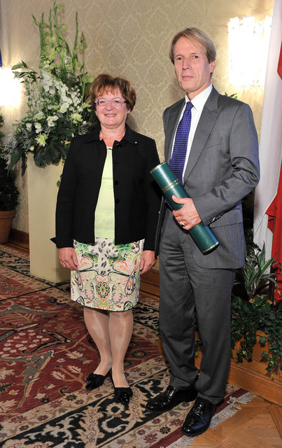 Landtatspräsidentin Marianne Klicka überreichte Dr. Wolfgang Wick den Berufstitel Medizinalrat. | Foto: PID