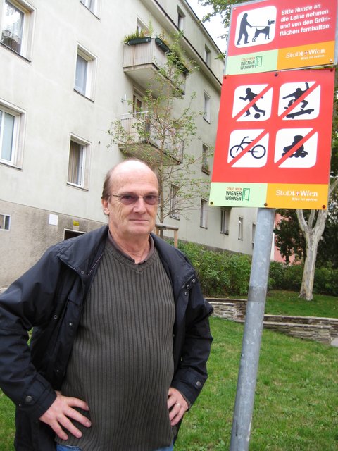Trotz Verbots wird oft gekickt – auch abends. Anrainer Helmut Pradel will endlich in Ruhe schlafen.