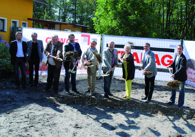 Bernd Klocker (GEWOG), Gerhard Obermaier (Stadtamt), GR Alfred Dorn, Kurt Zwinger (Bereichsleiter STRABAG), GF Rudolf Demmelbauer (GEWOG), Bgm. Friedrich Schwarzenhofer, VizeBgm. Judith Konopa, LAbg. Erich Rippl und Robert Feichtenschlager (Bauleiter STRABAG) beim Spatenstich. | Foto: Stadtgemeinde Mattighofen