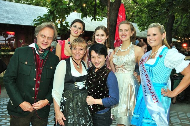 Christian Feldhofer, MBA - Claudia Wiesner (Geschäftsführerin Wiesn Veranstaltungs- und Kultur  GmbH) - La Hong Nhut & Miss Wiener Wiesn Nicole