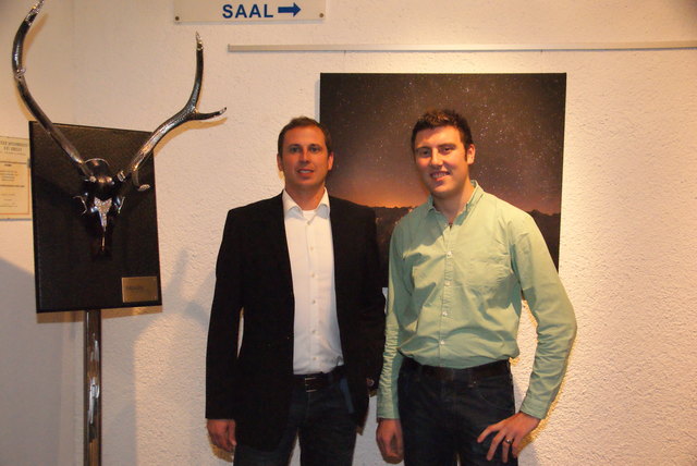 Christian Wäger (li.) und Marcel Prinoth zeigen tolle Fotografien und Trophäen im Silvrettacenter.
