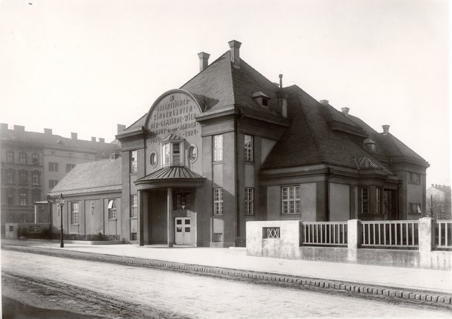 Die Portalseite (Waldmüllerpark 1) an der Herzgasse mit Gaslaterne (1925) | Foto: Bezirksmuseum Favoriten