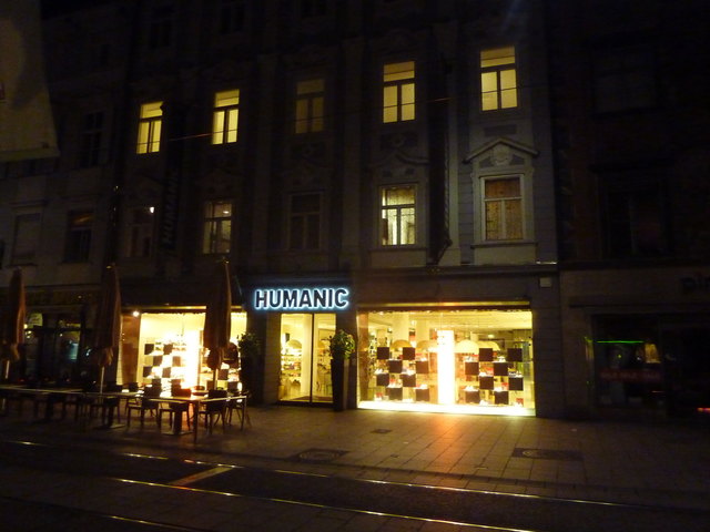 Aktuell ist die Fassadenbeleuchtung sogar  komplett ausgeschaltet.