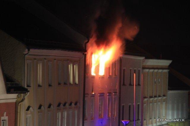 Beim Eintreffen der Feuerwehr Neumarkt im Hausruckkreis stand die Wohnung in Vollbrand.