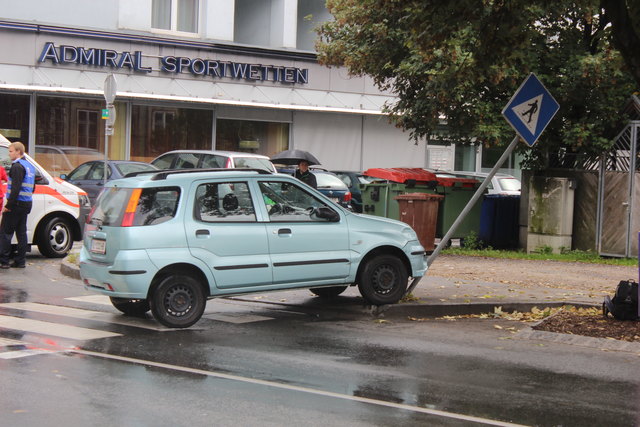 Unfall bei Kreuzung der Anton-Auer-Straße mit der Josef-Schöpf-Straße.