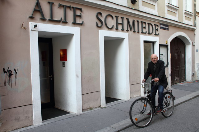Walter Famler fährt selbst im Winter mit dem Fahrrad und wünscht sich einen Stellplatz für die Schönlaterngasse.