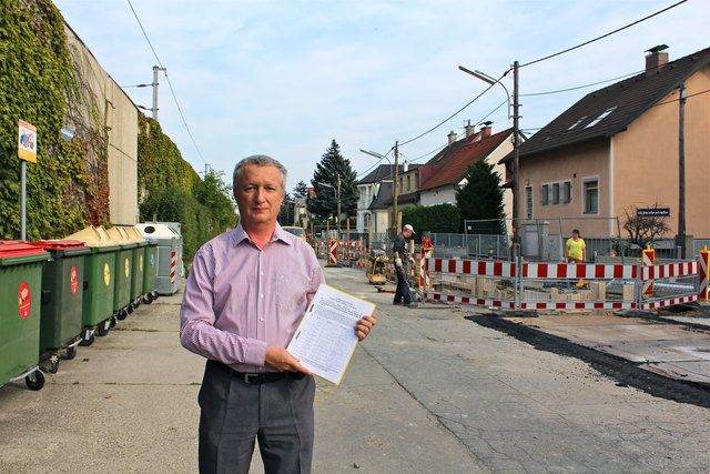 Initiator der Unterschriftenaktion Martin Michalecz an der Kreuzung Bahnlände/ Weidelstraße: Wenige Schritte weiter wird der zweite Zugang zur U1 entstehen.