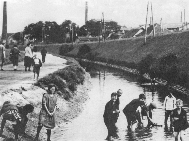 Kinder im Wiener Neustädter Kanal; Foto um 1930 | Foto: Bezirksmuseum Simmering