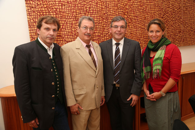 Landesrat Dr. Josef Schwaiger empfing vergangenen Donnerstag den Träger des Alternativen Nobelpreises, Luis Placido Ortega in seinem Büro.
v.l. Christian Vötter, Luis Placido Ortega, Dr. Josef Schwaiger und Dr. Elisabeth Resmann | Foto: Franz Neumayr/LMZ