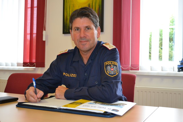 Dorfpolizist Alfred Grumbach bei seiner Sprechstunde in St. Peter.