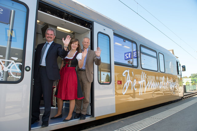 Die NÖVOG wird am 5. und 6. Oktober mit einem Sonderverkehr die Anreise zum Dirndlkirtag unterstützen. Verkehrslandesrat Karl Wilfing und NÖVOG Geschäftsführer Gerhard Stindl rechnen damit, dass viele Dirndlkirtag-Besucher das Auto stehen lassen und mit der Mariazellerbahn anreisen werden. (Foto: NÖVOG/Kerschbaummayr)