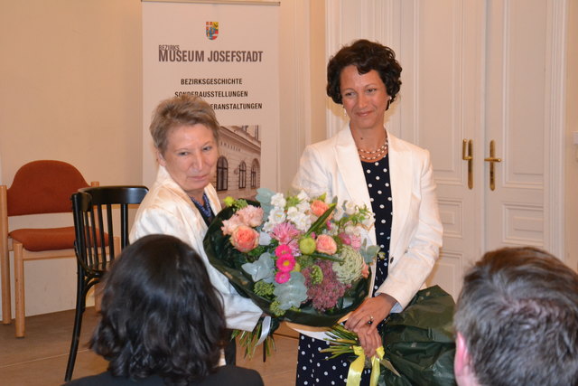 Theaterdirektorin Julia Schafranek (r.) bei der Ausstellungseröffnung mit Museumsleiterin Maria Ettl.