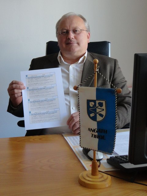 Bürgermeister Josef Haaser informiert über die Einführung einer Wertkarte für das Nachttaxi. | Foto: Gemeinde Angath