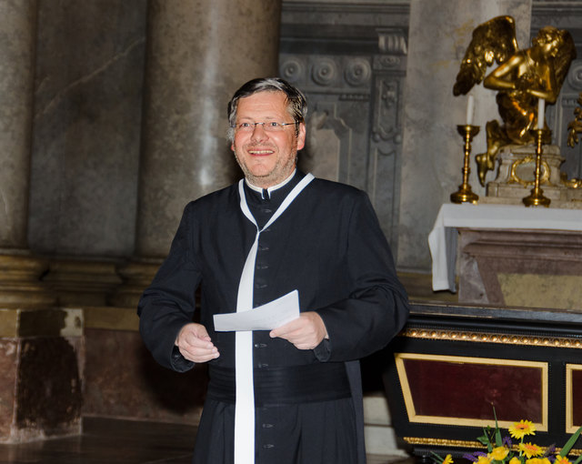 Kunstausstellung in der Korneuburger Augustinerkirche - Stadtpfarrer Stefan Koller bei der Eröffnung