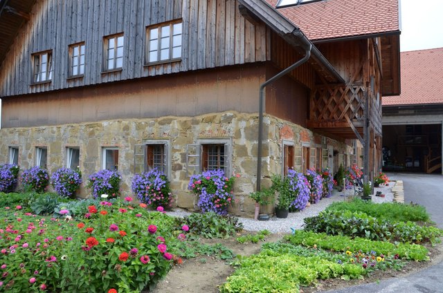 Der bildschöne, blumengeschmückte Bauernhof