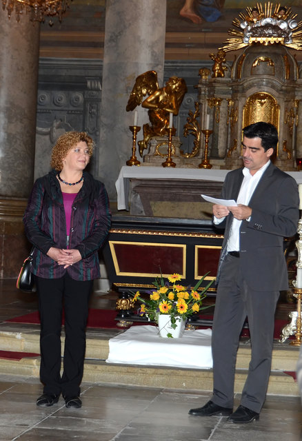 Kunstausstellung in der Korneuburger Augustinerkirche - Bürgermeister Christian Gepp stellt die Künstlerinnen vor (hier mit Organisatorin Lumilla Wingelmaier)
