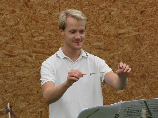 Dirigent Christoph Koncz vermittelt den Kindern die Freude an der Musik.