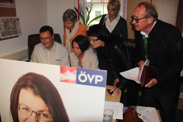 Zwischen hoffen und bangen: bei der ÖVP treffen immer mehr Ergebnisse aus dem Bezirk ein. Hoffnung keimt auf.