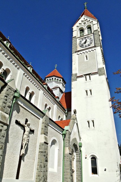 An der Ostseite schließt der Glockenturm in fast doppelter Giebelhöhe mit weithin sichtbarer Turmuhr an das Querschiff an