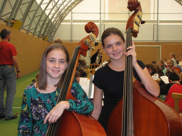 Antonia aus Traunstein und Katja aus Burghausen macht das Mozart Kinderorchester Spaß.