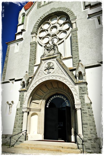 Das Portal des Haupttors ist durch einen Wimperg und eine Figurengruppe der Madonna mit Kind neben den hll. Dominikus und Katharina bekrönt.