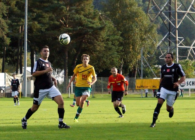 Haiming (gelb) gelingt auch gegen die Veldidena nicht der Befreiungsschlag. Endstand 0:0.