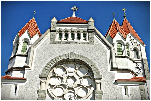 Das Äußere wirkt mit einem kleinen Turm über der Vierung und zwei mit Spitzhelm bekrönten Polygonaltürmchen über der südlichen Giebelfassade reich gegliedert.