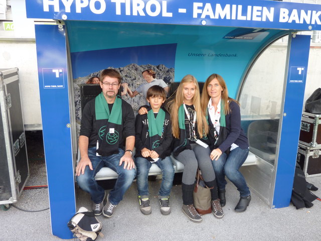 Letzten Samstag lud die Hypo Geschäftsstelle Zentrale, das Ehepaar Tusch, mit seinen zwei Kindern aus Oberperfuss auf die Hypo-Familienbank im Tivoli Stadion ein. So konnten sie das Heimspiel des FC Wacker Innsbruck  direkt vom Rande des Spielfelds live miterleben. Dies war für die ganze  Familie ein tolles Erlebnis und ein besonderes Highlight. Auch wenn das Ergebnis für die Wacker-Fans nicht so erfolgreich ausfiel. Aber als Überraschung lagen auf der Bank bereits 4 Wackerschals für die Familie bereit.