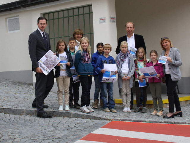 Übergabe der Schulwegpläne an die Volksschule Weidling: Bürgermeister Stefan Schmuckenschlager, Direktorin Susanne Sturm, Bernd Toplak / AUVA, STR Maria Theresia Eder (v.li.) sowie  Schüler der VS Weidling. | Foto: Stadtgemeinde/Maleschek