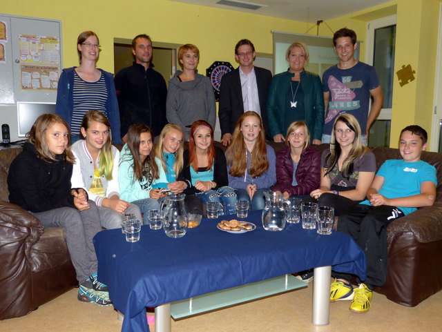 Die beteiligten Kinder und Jugendlichen mit ihren Gemeindevertretern und Projektbetreuern. | Foto: Wieser