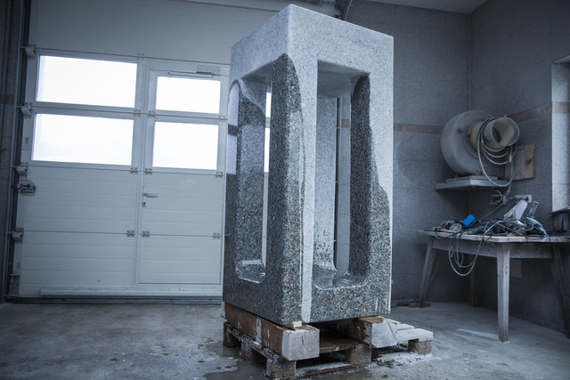 Eine fertige Skulptur, von Gollob handgefertigt, nur das Wasser fehlt noch.