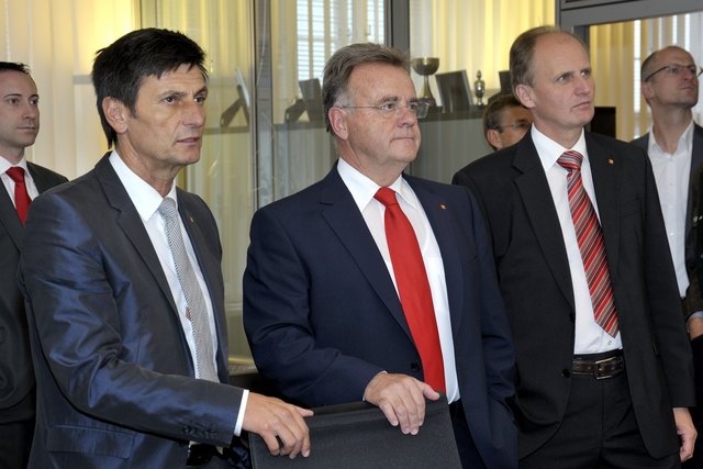 Angespannter Blick auf die Ergebnisse: SP-Klubobmann Christian Illedits, LH Hans Niessl und NRAbg. Erwin Preiner | Foto: Fertsak