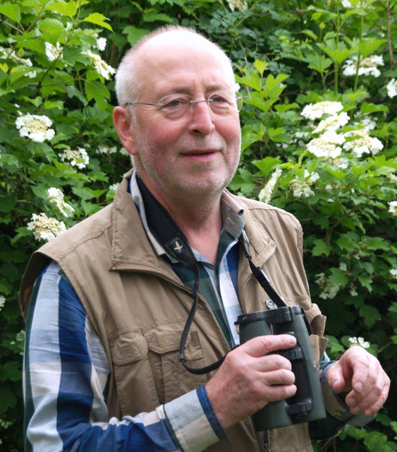 Walter Christl, hier mit dem Gucker unterwegs für die Vogelkunde, engagiert sich seit den 80ern für die Natur. | Foto: privat