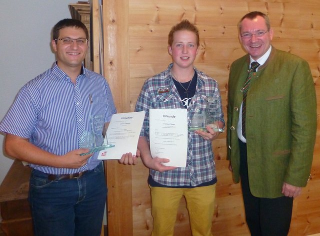 LR Johannes Tratter überreichte Christoph Kunzer die Auszeichnung „Lehrling des Monats August 2013“. Mit ihm freut sich sein Ausbilder Friedrich Wieser, | Foto: Land Tirol