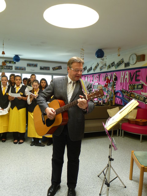 LH Günther Platter zeigte den Schülerinnen und Lehrpersonen sein musikalisches Können. | Foto: FSH Landeck-Perjen