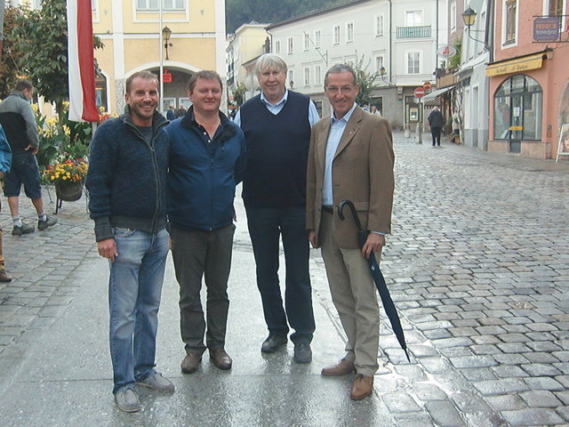 Überzeugt vom Beton: Werner Schink, Thomas Valentin, Manfred Deisl, Bgm. Gerhard Anzengruber. | Foto: Stadtgemeinde