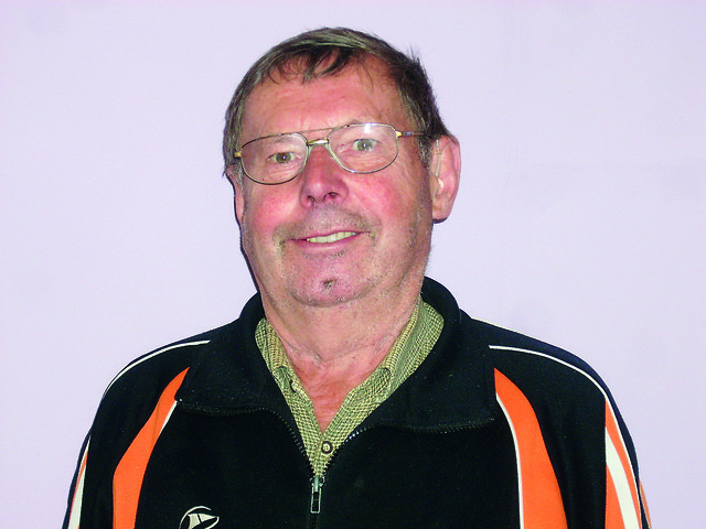 Helmut Gösweiner (68) ist auf dem Spitaler Fußballplatz überall zur Stelle, wo es etwas zu tun gibt. | Foto: SV Dana Spital am Pyhrn