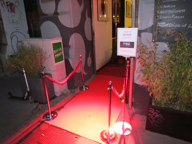 In der Burggasse wurde der rote Teppich für den Graffiti-Schmierer Puber ausgerollt.