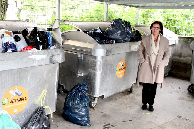 Margit Stehle am Müllplatz: "So sieht es aus, wenn gerade aufgeräumt wurde."
