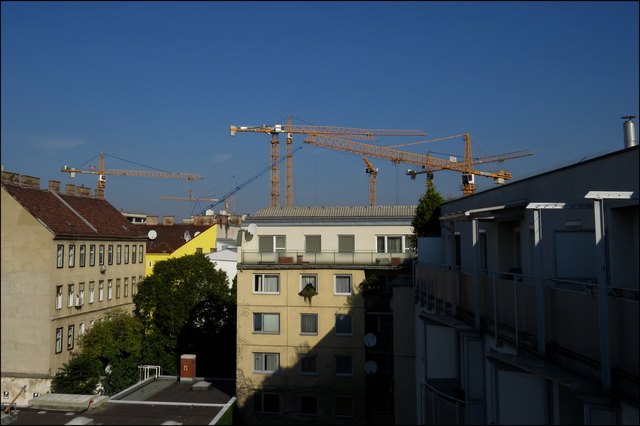 Der erste Blick landet in einer Mischung von Innenhöfen. Die Kräne im Hintergrund gehören zur Großbaustelle auf den Mautner-Markhof-Gründen
