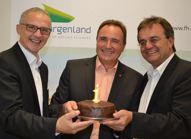 Landesrat Helmut Bieler (Mitte) gratuliert Georg Pehm (links) und Josef Wiesler (rechts) zur erfolgreichen Bilanz des ersten Jahres als Geschäftsführer der FH Burgenland.