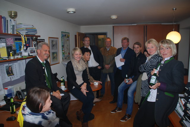 Wahlabend in der Grieskirchner ÖVP-Zentrale: VP-Kandidat Peter Oberlehner (sitzend l.) hat nach wie vor reelle Chancen, als neuer VP-Nationalratsabgeordneter ins Parlament einzuziehen. | Foto: ÖVP