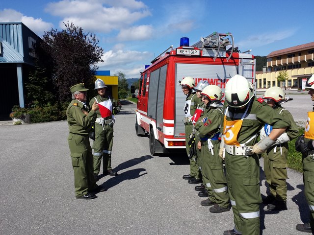 Die jungen Feuerwehrleute lernten praktisch und theoretisch was sie für den Einsatz brauchen. | Foto: FF Reutte