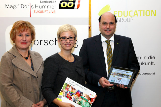 Bildungslandesrätin Doris Hummer (Mitte) präsentierte das neue Webportal für Elementarpädagogik, das heute offiziell startete, mit Barbara Trixner (Leiterin der Gruppe Kinderbetreuung der Direktion Bildung und Gesellschaft, Land OÖ) und Peter Eiselmair (Geschäftsführer Education Group GmbH). | Foto: Land OÖ/Kauder