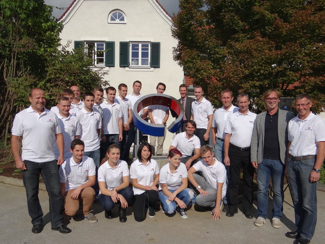 Feierliche Enthüllung des neuen Knill-Rings in Weiz. Die Skulptur wurde von den Lehrlingen der Unternehmensgruppe gestaltet. Christian Knill konnte neben den Lehrlingen und Ausbildern unter anderem auch WKO Steiermark Präsident Josef Herk und Bgm. Erwin Eggenreich begrüßen.